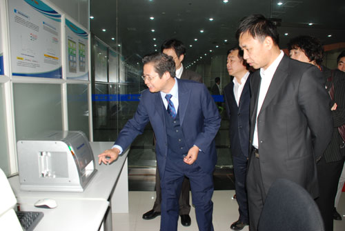 刘召贵博士为来宾介绍ky体育官网入口X荧光系列产品