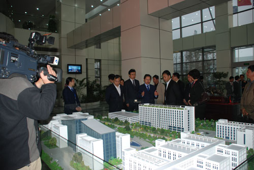 董事长刘召贵博士为来宾介绍ky体育官网入口发展情况